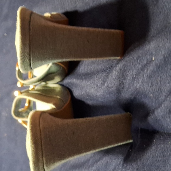 Cape Robbins Sandles - Picture 4 of 7